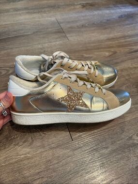 Lucky Step Star Gold Glitter Sneaker Size 10